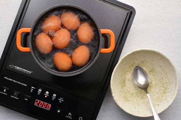 kotlety jajeczne - gotowanie jajek
