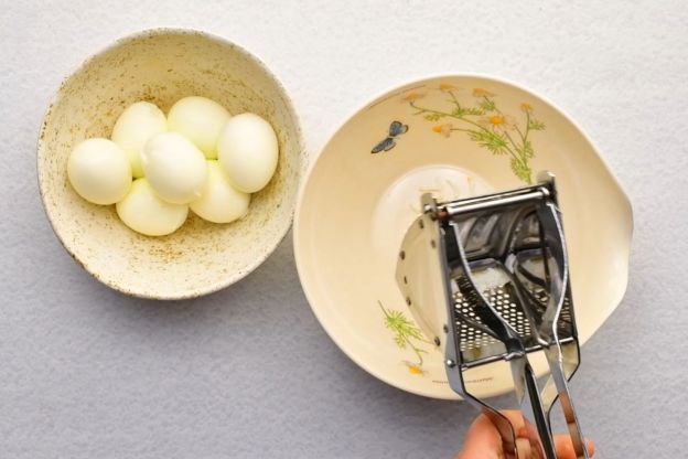 kotlety jajeczne - przeciskanie przez praskę