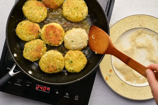 kotlety jajeczne - smażenie