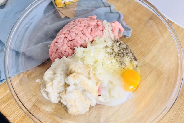 kotlety mielone - mięso, buła, jajko, cebula