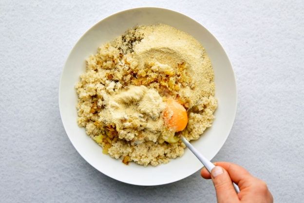 kotlety z kaszy jęczemiennej - mieszanie masy