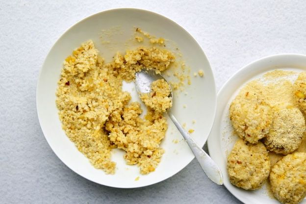 kotlety z kaszy jęczmiennej - formowanie kotletów