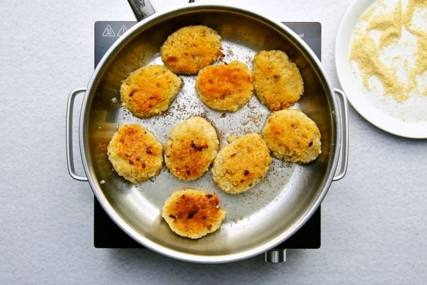 kotlety z kaszy jęczmiennej - smażenie