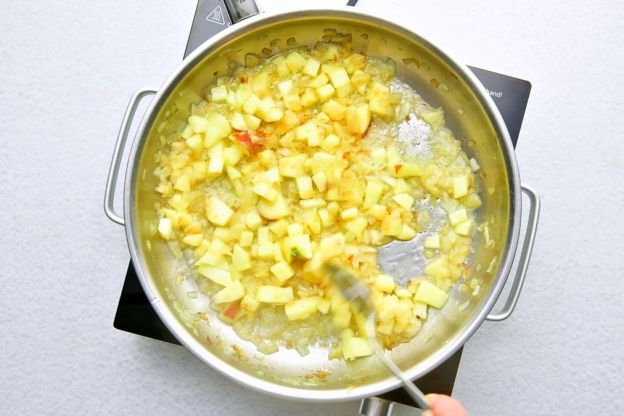 pasztet z fasoli - duszenie jabłek z cebulą