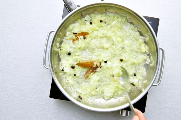 pasztet z fasoli - podsmażanie cebuli