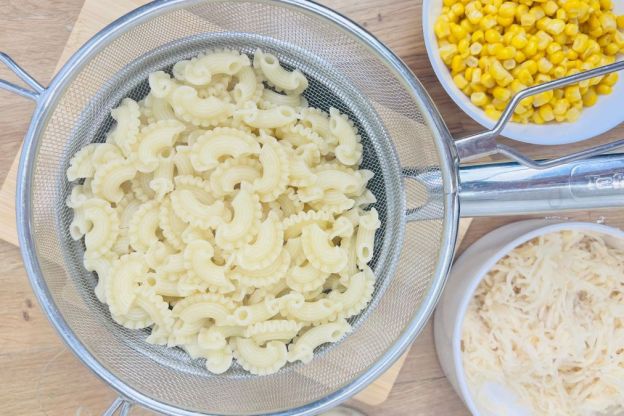 sałatka z ananasem - makaron