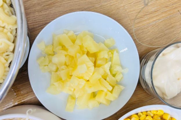 sałatka z ananasem - pokrojony ananas