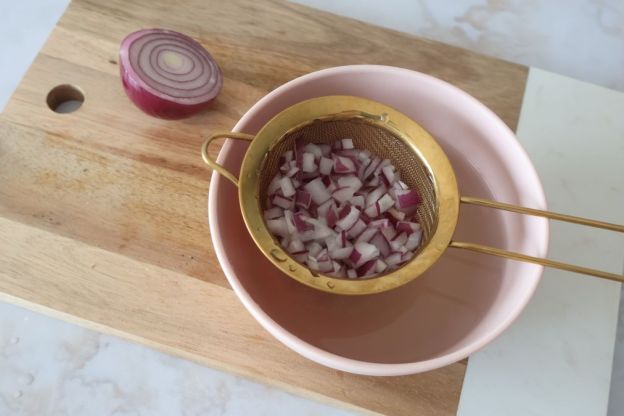 sałatka z pieczarkami i jajkiem - cebula czerwona