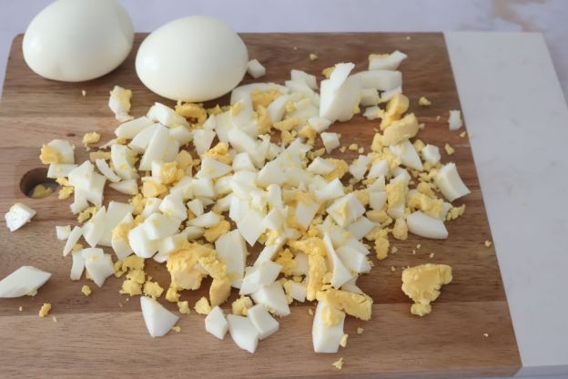 sałatka z pieczarkami i jajkiem - krojenie jajek