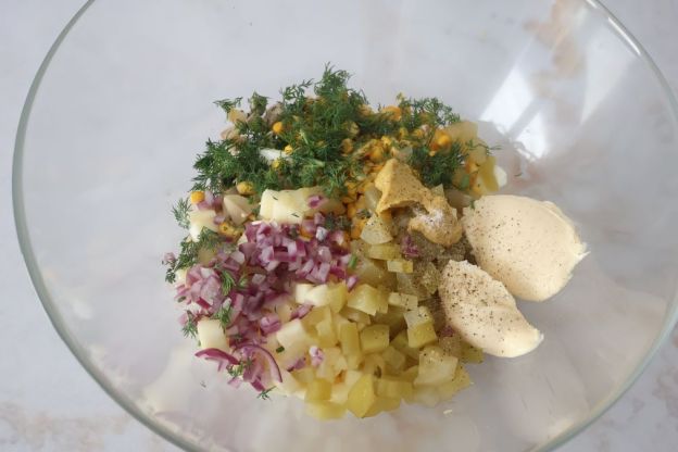 sałatka z pieczarkami i jajkiem - wszystkie składniki w misce