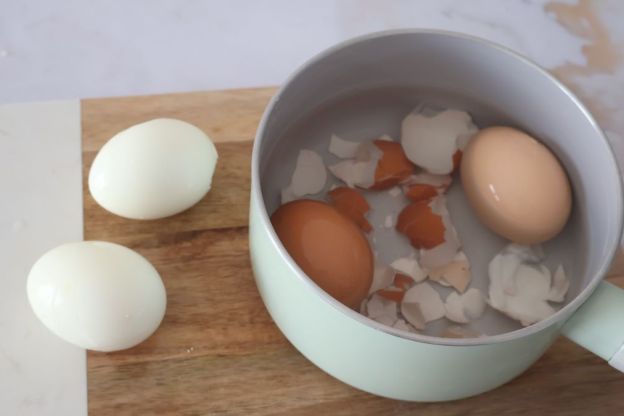 sałatka z szynką i serem - jajka