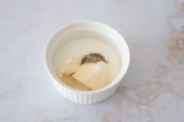 sałatka z szynką i serem - sos śmietanowo-majonezowy