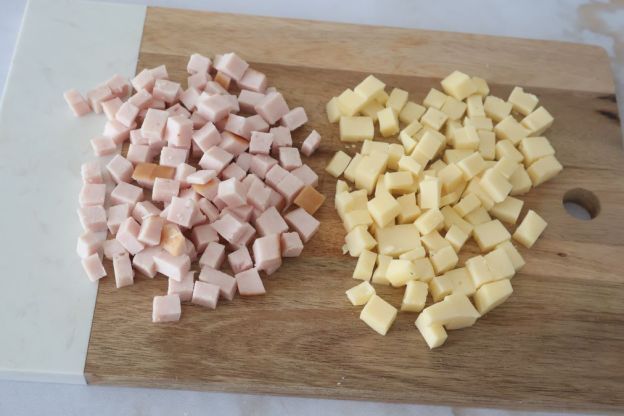 sałatka z szynką i serem - szynka i ser w kostce