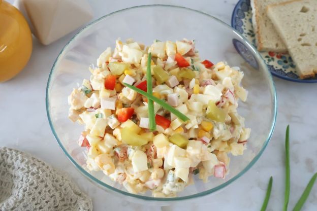 sałatka z szynką i serem