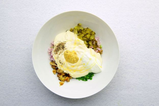 śledzie w sosie tatarskim - mieszenia sosu