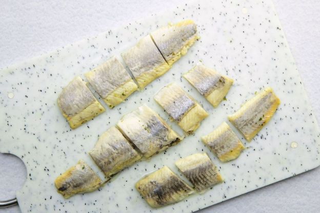 śledzie w sosie tatarskim - przygotowanie śledzi