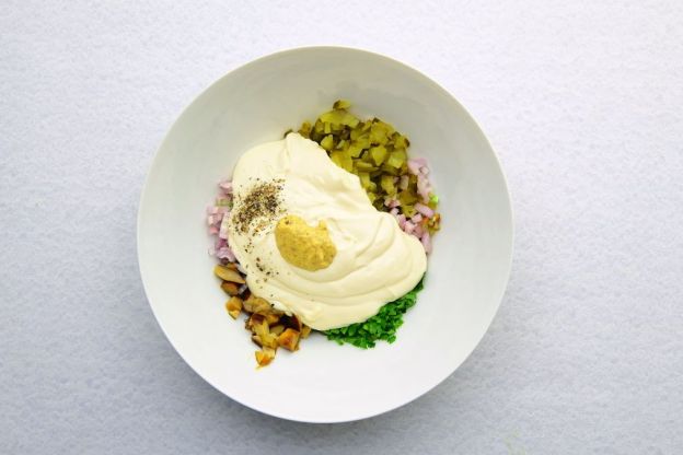 sos tatarski - mieszanie z majonezem