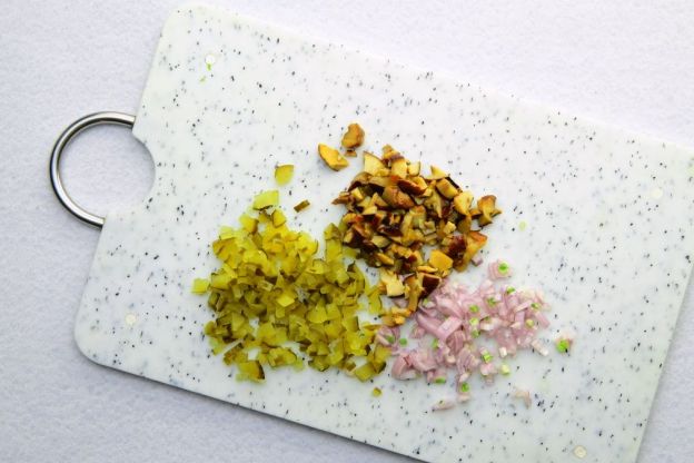 sos tatarski - siekanie składników