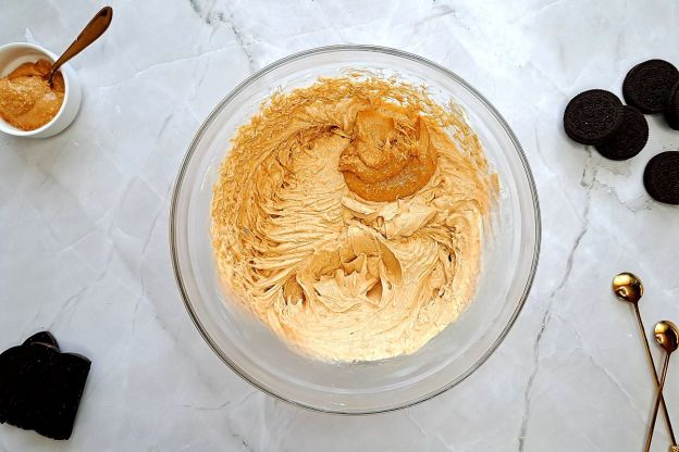 tarta oreo - krem z masłem orzechowym