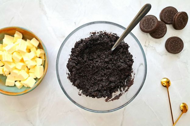 tarta oreo - mieszanie ciastek z masłem