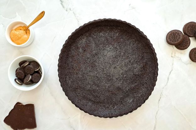 tarta oreo - wylepianie formy masą