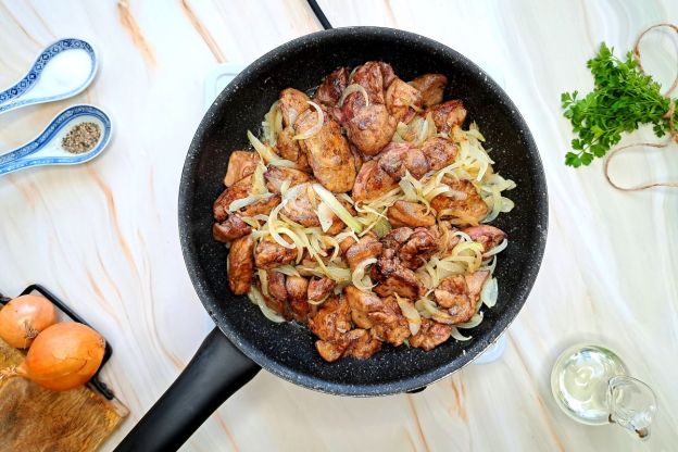 wątróbka drobiowa - duszenie z cebulą