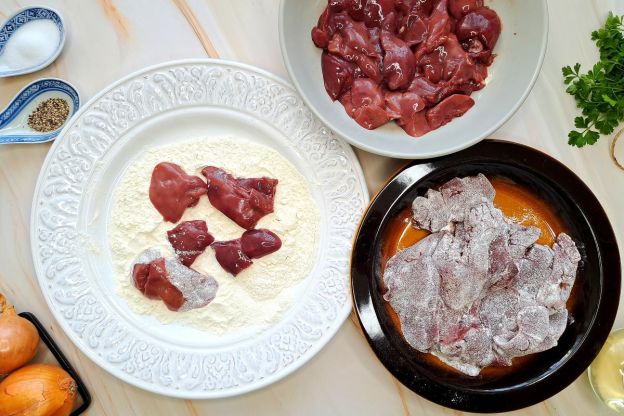 wątróbka drobiowa - obtaczanie w mące