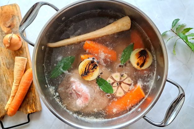 zimne nóżki - dodanie warzyw i przypraw