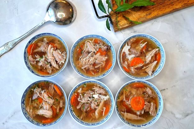 zimne nóżki - rozlewanie do miseczek