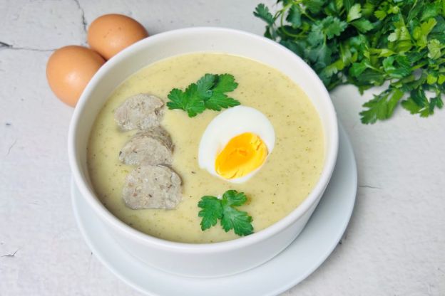 zupa chrzanowa z białą kiełbasą i jajkiem