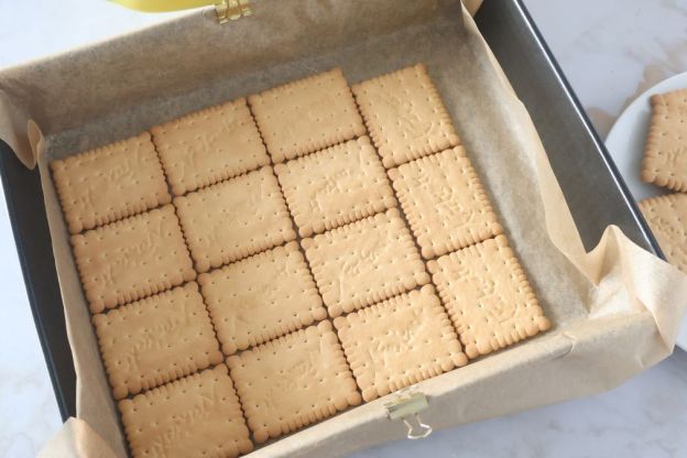 bananowa chmurka - blacha wyłożona herbatnikami