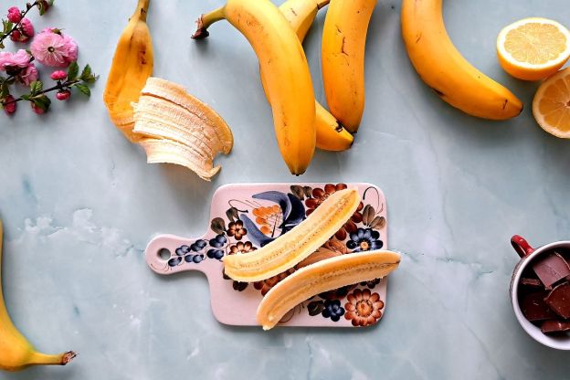 ciasto jamajka - krojenie bananów