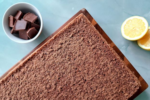 ciasto jamajka - krojenie biszkoptu