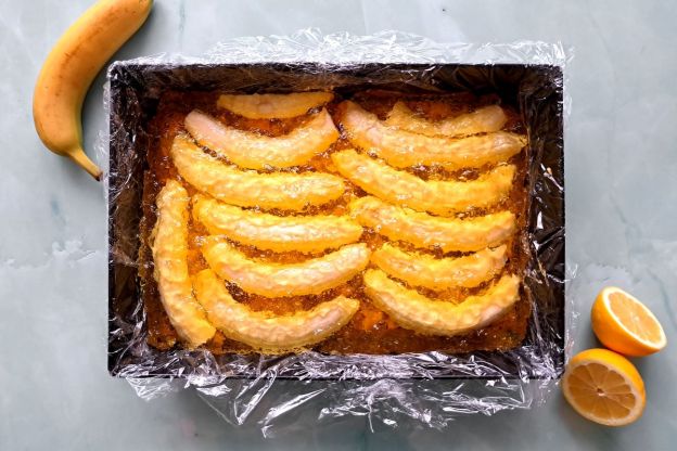 ciasto jamajka - warstwa bananów w galaretce