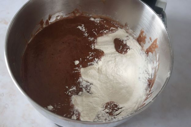 ciasto mazurek - masa czekoladowa z mąką