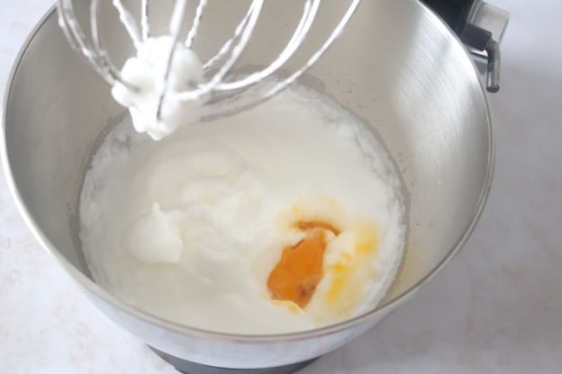 ciasto murzynek - białka z żółtkami