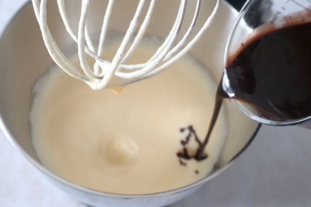 ciasto murzynek - dolewanie czekolady do masy jajecznej