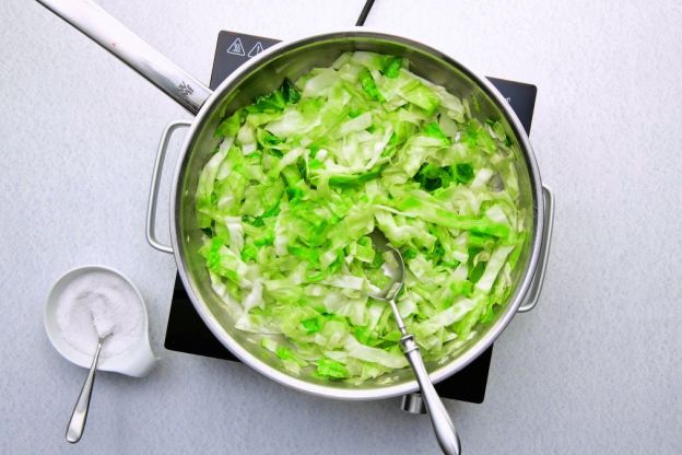 colcannon z młodej kapusty - duszenie kapusty