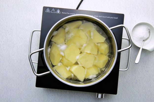 colcannon z młodej kapusty - gotowanie ziemniaków