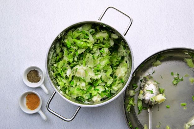 colcannon z młodej kapusty - mieszanie składników