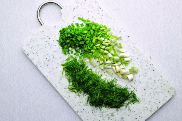 colcannon z młodej kapusty - siekanie koperku i dymki