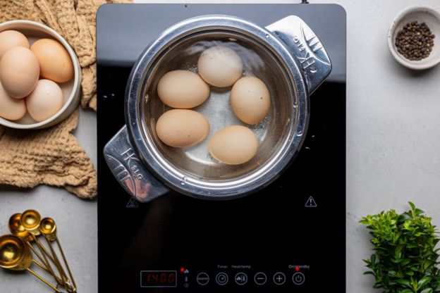 jajka faszerowane łososiem - gotowanie jajek