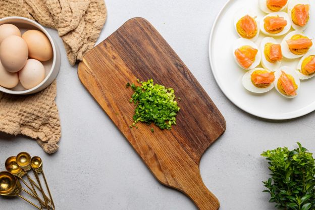jajka faszerowane łososiem - krojenie szczypiorku