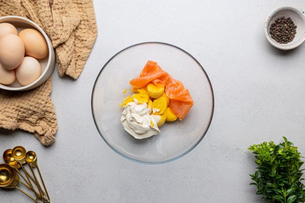 jajka faszerowane łososiem - mieszanie farszu