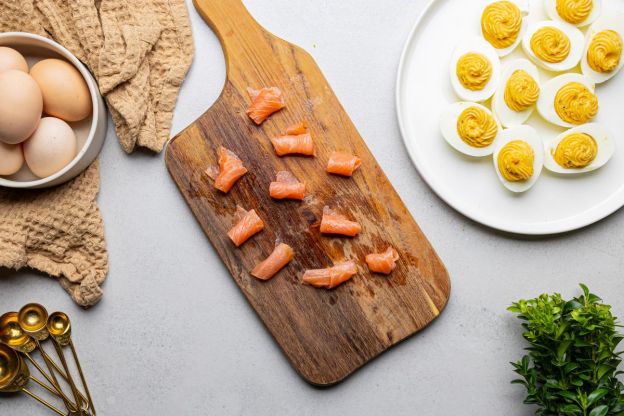 jajka faszerowane łososiem - przygotowanie dekoracji