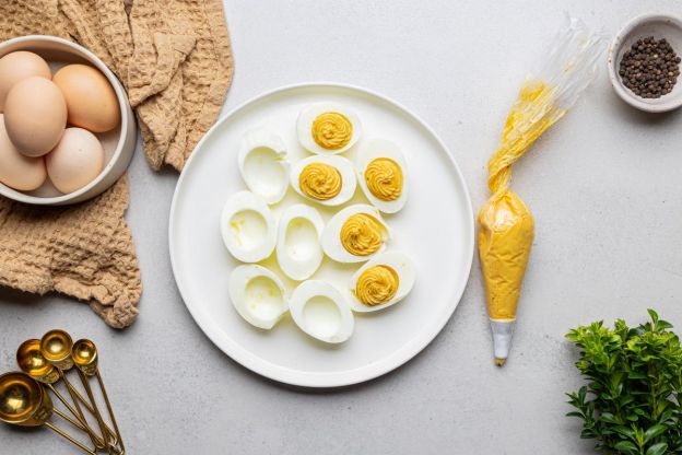 jajka faszerowane łososiem - wypełnianie jajek