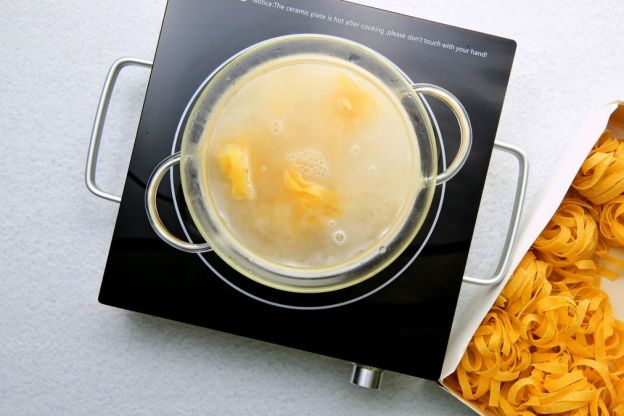 makaron ze szparagami - gotowanie makaronu