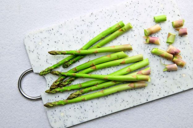 makaron ze szparagami - przygotowanie szparagów