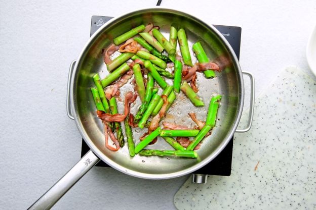 makaron ze szparagami - smażenie boczku ze szparagami