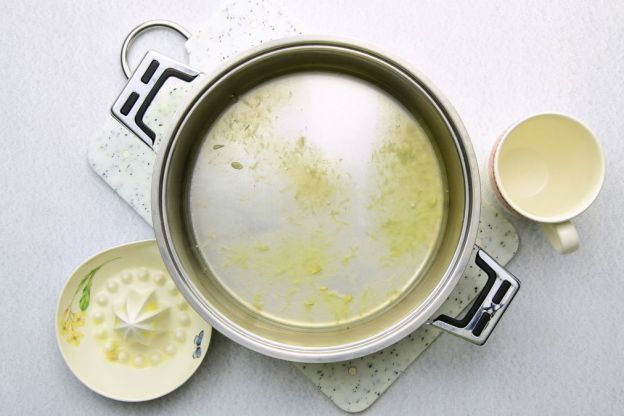 mus jabłkowy - garnek z wodą i sokiem